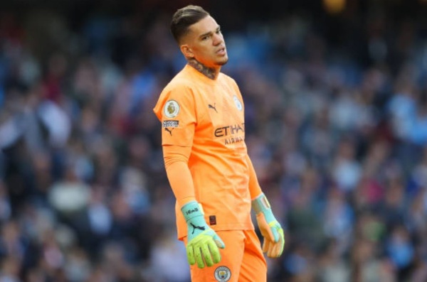 Ederson trong màu áo Man City.